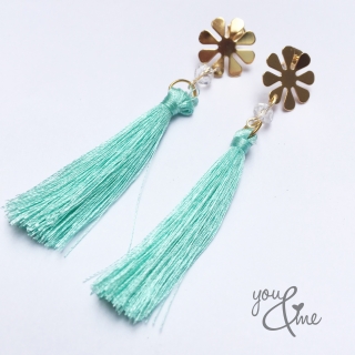 Aretes largos con borlas verde menta