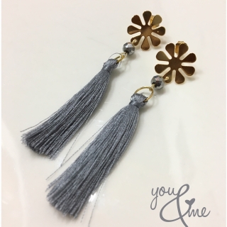 Aretes largos con borlas grises